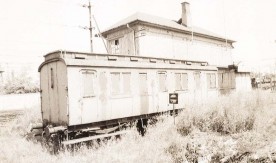 Wagon pasażerski serii By na bocznicy w Skierniewicach, 1983. Fot....